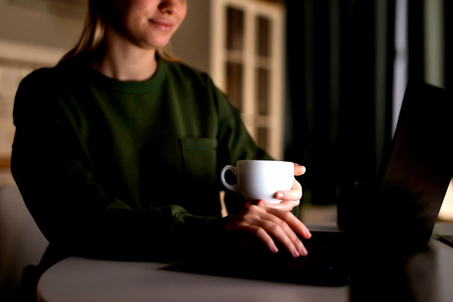 Moderner Arbeitsplatz mit Laptop und Finanzplanungs-Software für Online-Lernen